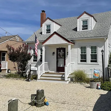 Centrally Located Cape Cod Close To The Bay And Beach In Surf City
